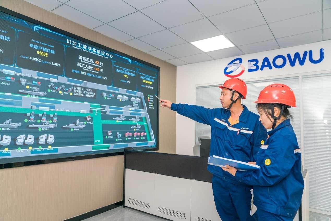 Des techniciens vérifient l'état opérationnel des machines-outils dans un centre de contr?le numérique de Baosteel Roll Science & Technology Co., Ltd. à Changzhou, dans la province du Jiangsu (est de la Chine). (Lu Shiqing / Pic.people.com.cn)