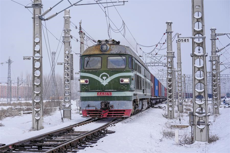 Un train de marchandises Chine-Europe se prépare à quitter le terminal de Horgos à Horgos, dans la région autonome ou?goure du Xinjiang (nord-ouest de la Chine), le 16 janvier 2024.  (Photo : Qiu Jing)