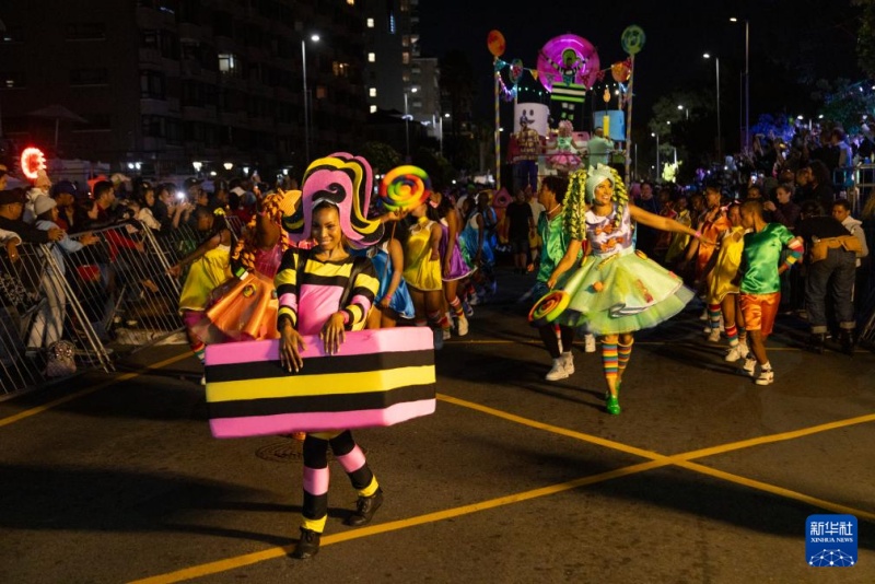 Les éléments chinois brillent au carnaval du Cap, en Afrique du Sud