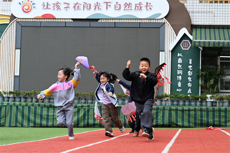 Sichuan : les enfants apprennent les coutumes populaires et célèbrent l'équinoxe de printemps à Neijiang