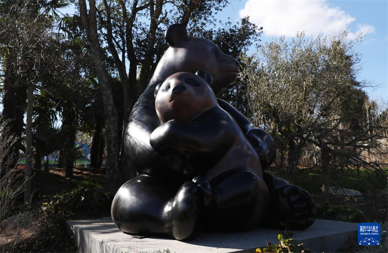 La sculpture du panda géant Yuan Meng et sa mère vue au ZooParc de Beauval le 22 mars. (Gao Jing / Xinhua)