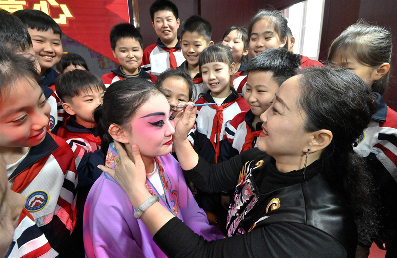 Les élèves chinois apprennent le théatre à l'occasion de la Journée mondiale du théatre