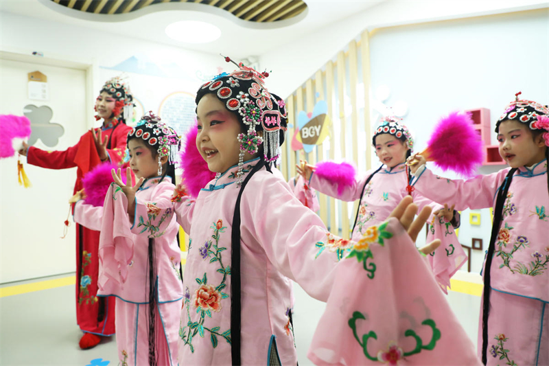 Les élèves chinois apprennent le théatre à l'occasion de la Journée mondiale du théatre