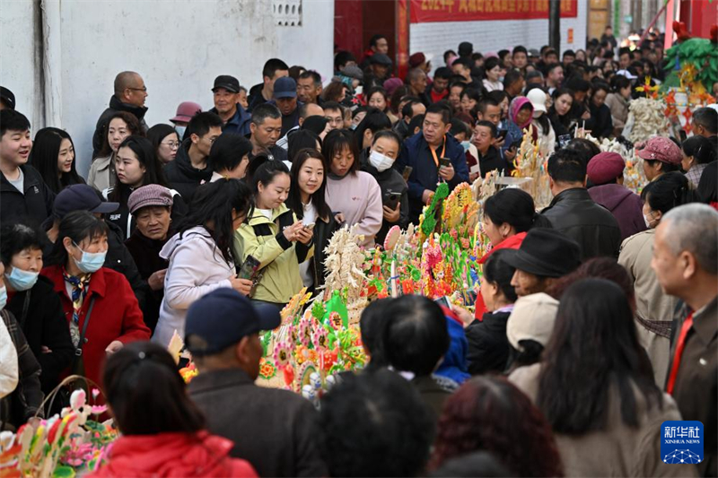 Des personnes admirent un travail de Miansu (des figurines en pate) le 28 mars dans le canton de Lancheng du comté de Lan, dans la province du Shanxi (nord de la Chine). (Zhan Yan / Xinhua)