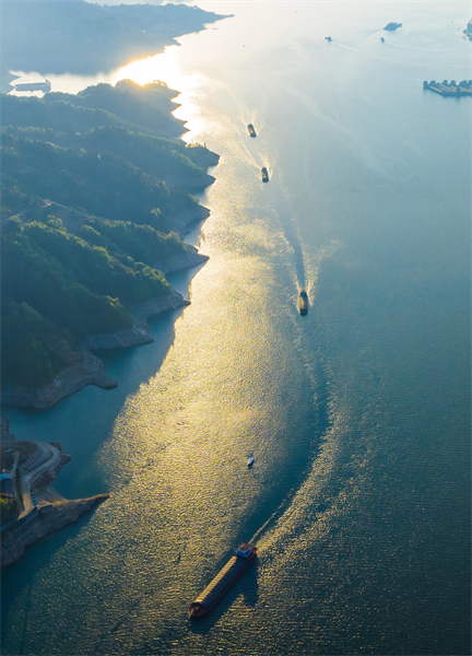 Hubei : la navigation dans les Trois Gorges sur le fleuve Yangtsé à Yichang en forte croissance