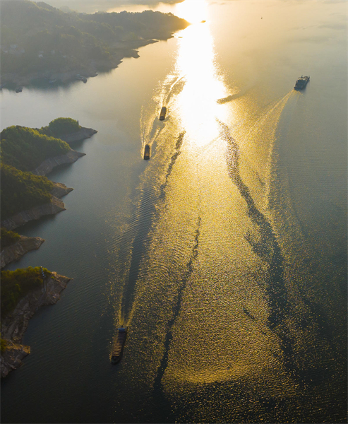 Hubei : la navigation dans les Trois Gorges sur le fleuve Yangtsé à Yichang en forte croissance