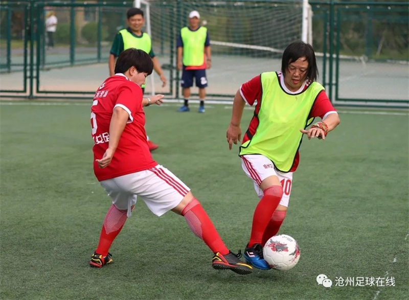 Les membres de l'? Equipe de football 50 + ? jouent au football. (Photo du compte public de Cangzhou Soccer Online sur WeChat)