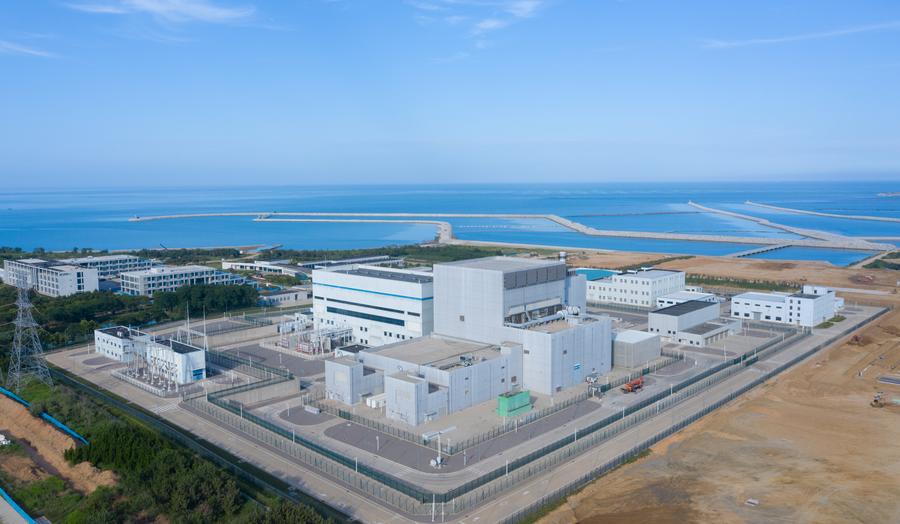 Vue aérienne prise par drone de la centrale nucléaire chinoise de Shidaowan à réacteur à haute température refroidi au gaz (high temperature gas-cooled reactor, HTGR) à Rongcheng, dans la province du Shandong (est de la Chine), le 6 décembre 2023. (Photo : Li Zhihao)