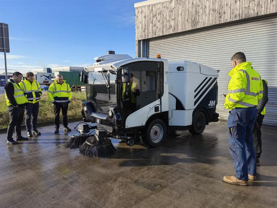 Une balayeuse autonome d'Autowise.ai nettoie une zone devant un centre de distribution de la cha?ne de supermarchés SPAR en Angleterre en janvier. (China Daily)