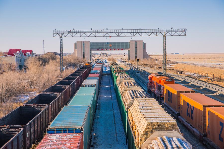 Photo de trains de fret dans le terminal d'Erenhot de la région autonome de Mongolie intérieure, dans le nord de la Chine, le 8 janvier 2021. (Photo : Guo Pengjie)