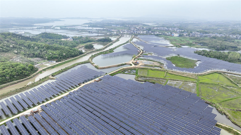 Jiangxi : la construction du projet d'énergie photovolta?que ? pêche + solaire ? se poursuit à Hukou