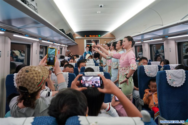 Mise en service d'une nouvelle paire de trains pour le service international de passagers du chemin de fer Chine-Laos