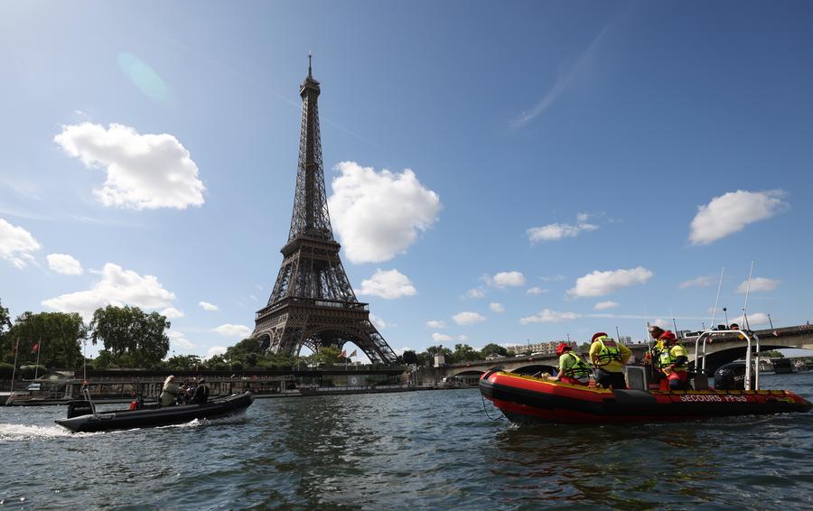 Photo prise le 17 juillet 2023 montrant un défilé sur la Seine pour tester les "man?uvres", les "distances", la "durée" et la "captation vidéo" de la future cérémonie d'ouverture des Jeux olympiques de Paris 2024. (Xinhua/Gao Jing)