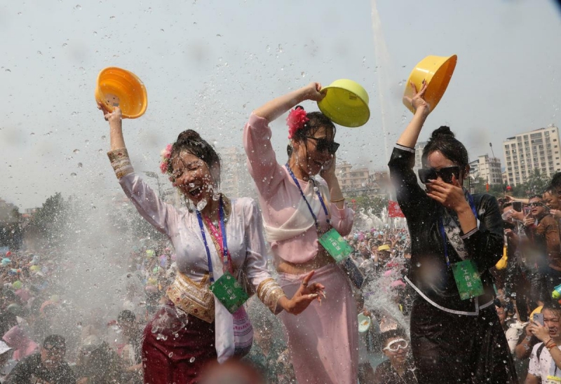 Yunnan : le Carnaval des éclaboussures d'eau de Jinghong