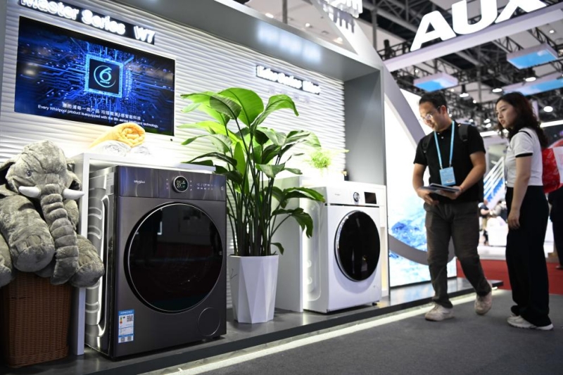 Des visiteurs regardent des machines à laver Whirlpool lors de la 135e session de la Foire de l'importation et de l'exportation de Chine, également connue sous le nom de Foire de Canton, à Guangzhou, capitale de la province du Guangdong (sud de la Chine), le 17 avril 2024. (Deng Hua / Xinhua)