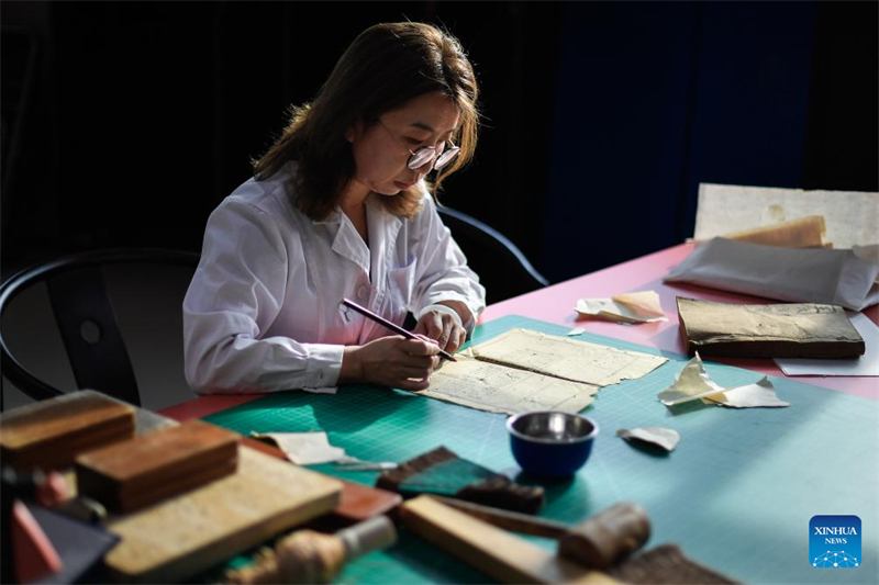 Jilin : des restaurateurs de livres anciens redonnent vie à de vieux livres ab?més