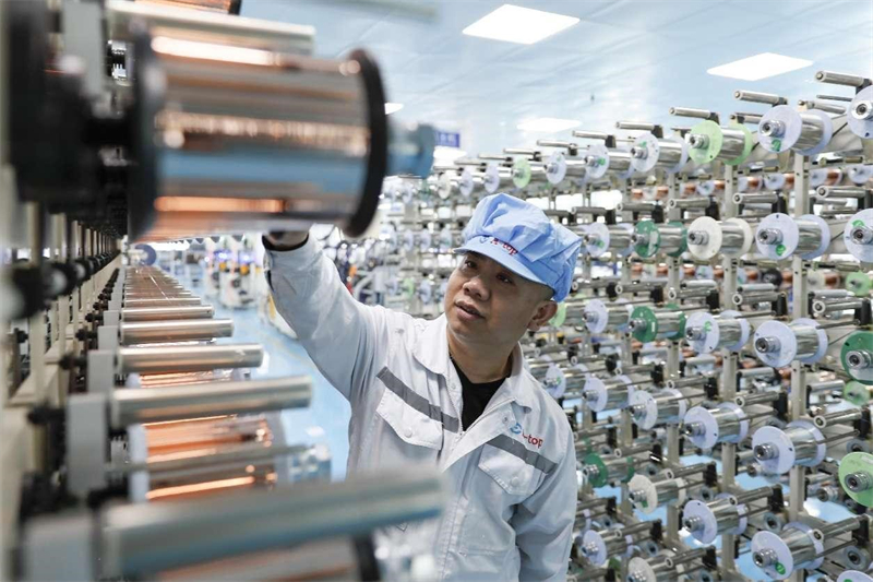 Dans un atelier de production de faisceaux de cables électroniques du comté de Sui, à Shangqiu, dans la province du Henan (centre de la Chine), les ouvriers mettent les bouchées doubles pour honorer des commandes sur la cha?ne de production. (Xu Zeyuan / Pic.people.com.cn)