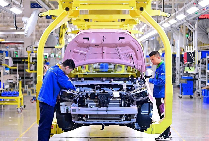 Dans l'atelier d'une entreprise de véhicules à énergies nouvelles à Nanchang, dans la province du Jiangxi (sud-est de la Chine), des ouvriers assemblent des véhicules purement électriques sur une ligne de production intelligente. (Zhu Haipeng / Pic.people.com.cn)