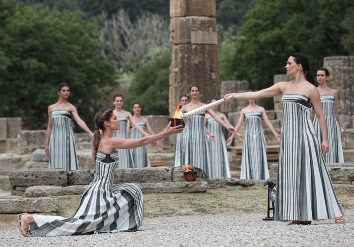 L'actrice grecque Mary Mina (au premier rang, à droite), qui joue le r?le de la grande prêtresse, allume la flamme lors de la cérémonie d'allumage de la flamme olympique des Jeux d'été de Paris 2024 dans l'ancienne Olympie, en Grèce, le 16 avril 2024. (Xinhua/Li Jing)