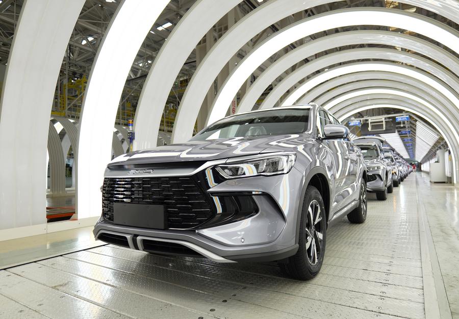 Photo d'une cha?ne de montage de véhicules à énergie nouvelle (VEN) de BYD, principal fabricant chinois de VEN, dans l'usine de BYD à Zhengzhou, dans la province chinoise du Henan (centre), le 24 avril 2024. (Photo : Li Jianan)