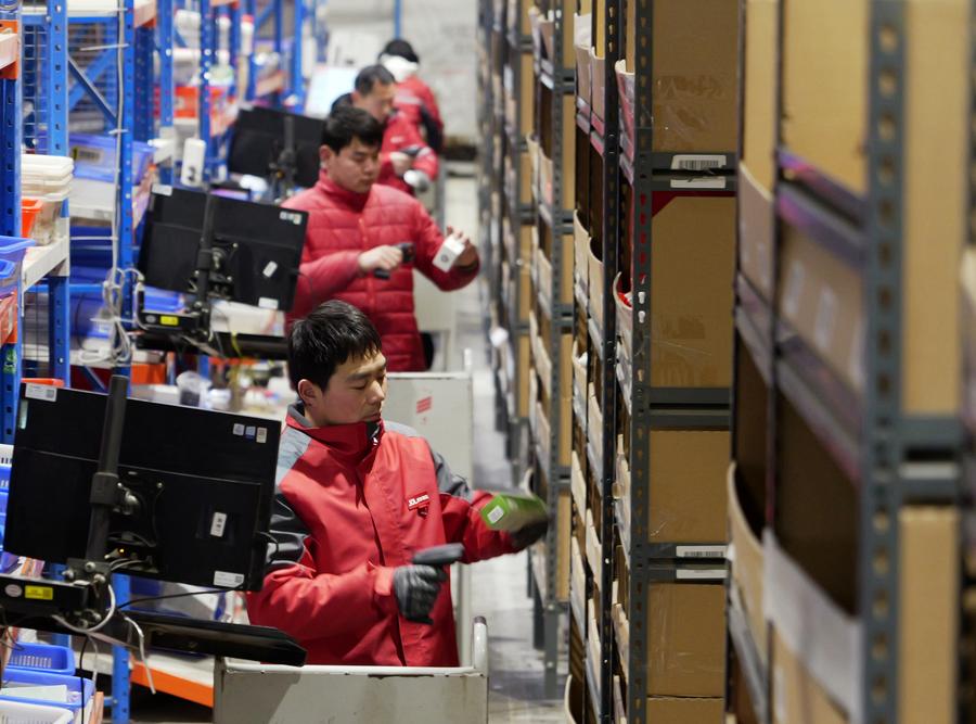 Des employés dans un centre logistique de Jingdong à Zhengzhou, dans la province chinoise du Henan (centre), le 7 février 2024. (Photo : Li Jianan)