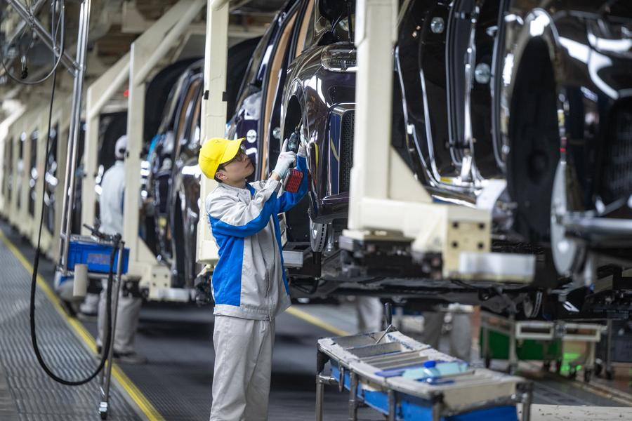 Des ouvriers travaillent sur une cha?ne de montage de Voyah, marque chinoise de voitures électriques de luxe, à Wuhan, dans la province chinoise du Hubei (centre), le 1er avril 2024. (Photo : Xiao Yijiu)