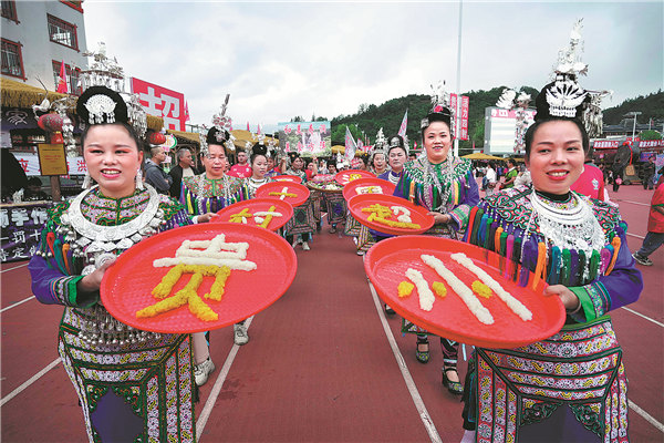 Des pom-pom girls apportent des collations sur le terrain de football lors de la Super League villageoise dans le comté de Rongjiang, province du Guizhou, au début du mois. (Wang Bingzhen / Xinhua)