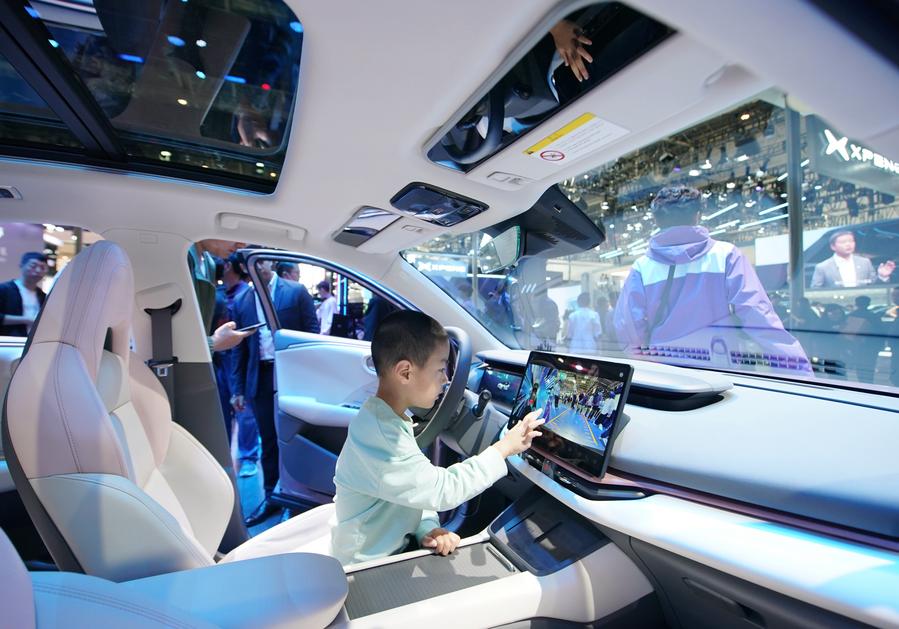 Un enfant découvre un véhicule à énergie nouvelle de Lynk & Co lors du Salon international de l'automobile de Beijing 2024, à Beijing, capitale chinoise, le 30 avril 2024. (Photo : Zhang Chenlin)