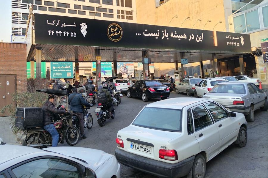 Photo prise le 18 décembre 2023 montrant des véhicules faisant la queue dans une station-service à Téhéran, en Iran. (Xinhua/Shadati)