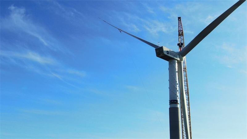 Heilongjiang : la première turbine du parc éolien de 100 MW du comté de Huma hissée avec succès