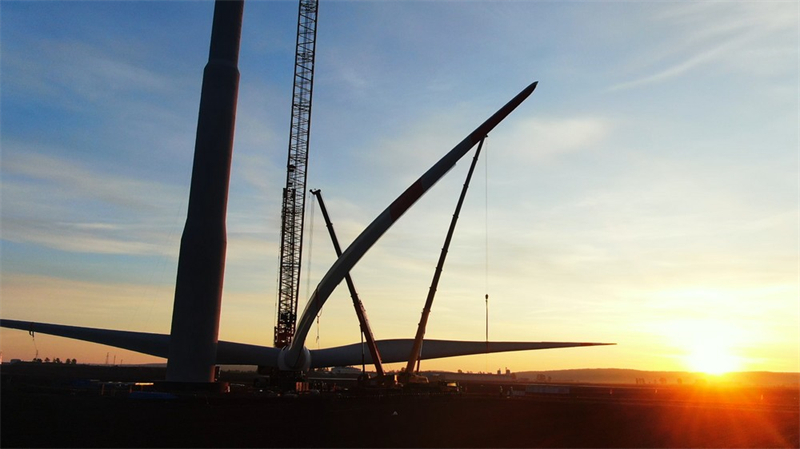 Heilongjiang : la première turbine du parc éolien de 100 MW du comté de Huma hissée avec succès