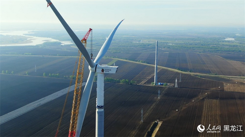 Heilongjiang : la première turbine du parc éolien de 100 MW du comté de Huma hissée avec succès