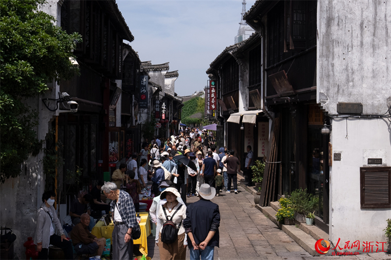 Zhejiang : en promenade dans le vieux quartier Yuehe de Jiaxing à l'approche de la fête des Bateaux-Dragons du Jiangnan