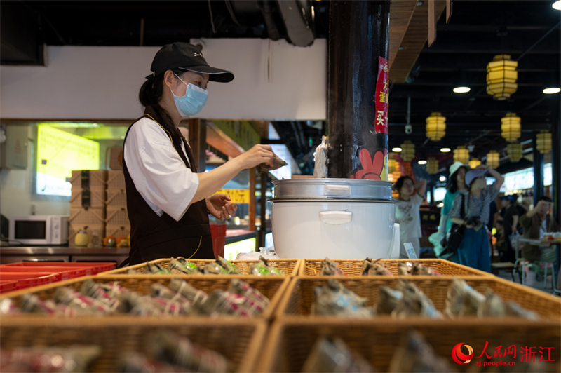 Zhejiang : en promenade dans le vieux quartier Yuehe de Jiaxing à l'approche de la fête des Bateaux-Dragons du Jiangnan