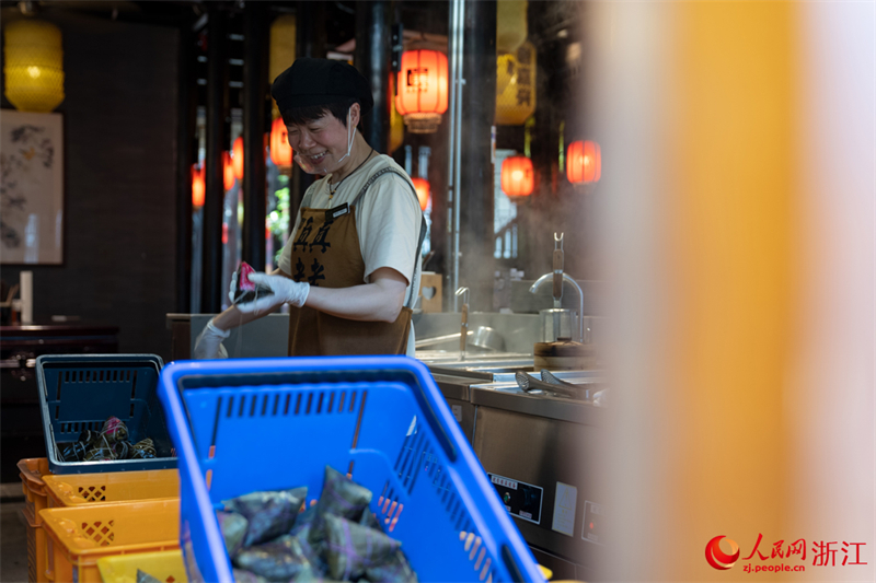 Zhejiang : en promenade dans le vieux quartier Yuehe de Jiaxing à l'approche de la fête des Bateaux-Dragons du Jiangnan