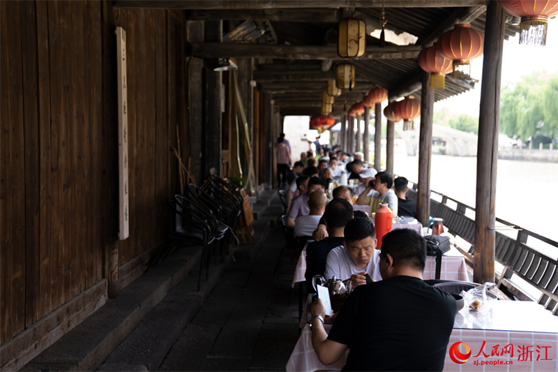 Zhejiang : en promenade dans le vieux quartier Yuehe de Jiaxing à l'approche de la fête des Bateaux-Dragons du Jiangnan