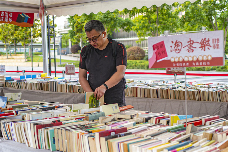 Shanghai : la joie de chiner des livres sur le marché du livre d'occasion