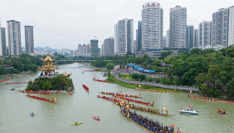 Guizhou : un défilé de bateaux organisé à Tongren pour célébrer le Festival des bateaux-dragons