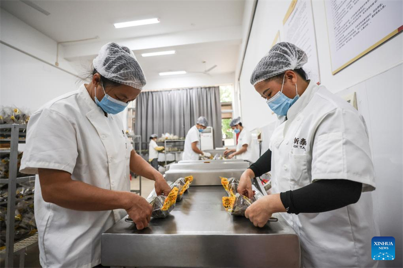 Hainan : à l'approche de la fête des Bateaux-Dragons, les usines de transformation de zongzi de Ding'an mettent les bouchées doubles