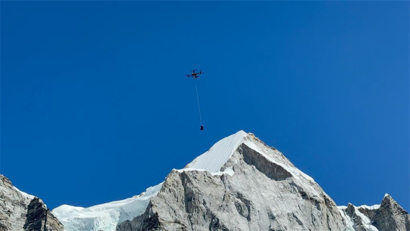 DJI réalise avec succès les premiers essais de livraison par drone sur le mont Qomolangma, au Népal