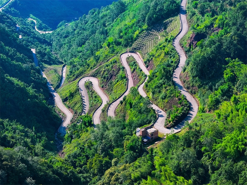 Yunnan : comment ? quatre bonnes routes rurales ? contribuent à la revitalisation rurale à Suijiang