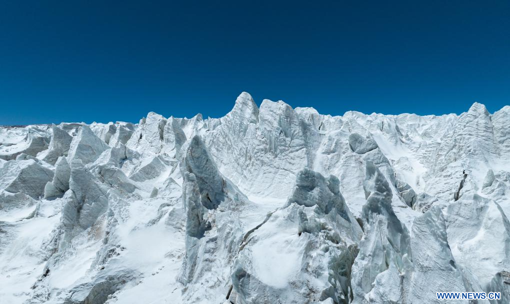 Photo aérienne prise par un drone du glacier du Zangser Kangri dans la Réserve naturelle nationale de Changtang, dans la région autonome du Xizang (sud-ouest de la Chine), le 11 mai 2024. (Tenzin Nyida / Xinhua)