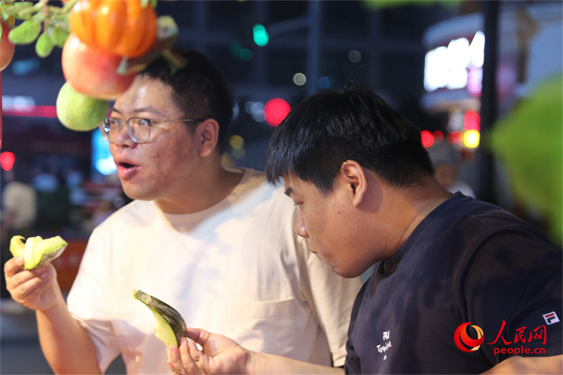 Xinjiang : le Grand Bazar International d'Urumqi, un véritable feu d'artifice urbain