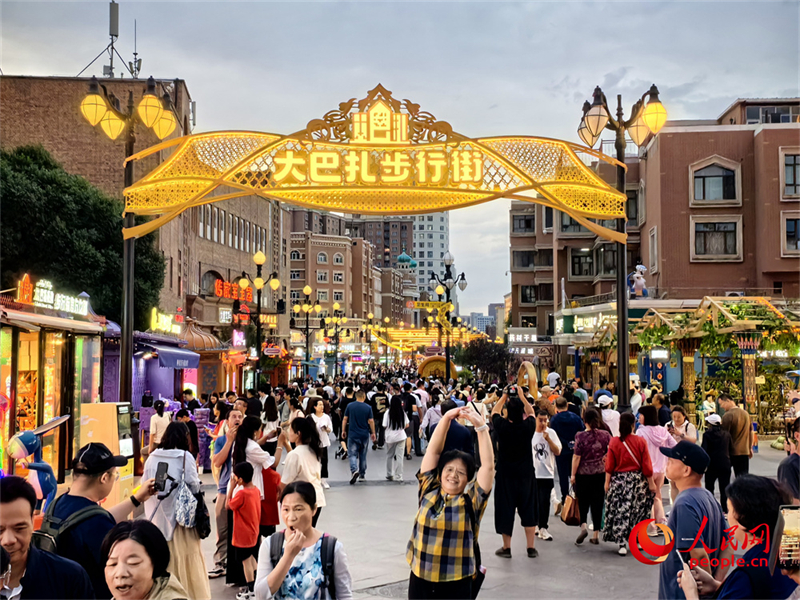 Xinjiang : le Grand Bazar International d'Urumqi, un véritable feu d'artifice urbain