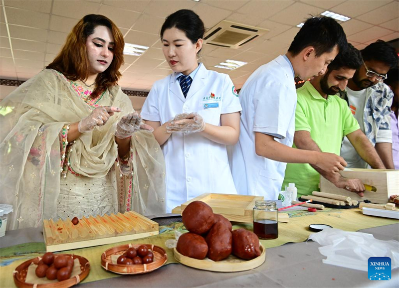 Shandong : des étudiants internationaux découvrent la médecine traditionnelle chinoise à Qingdao