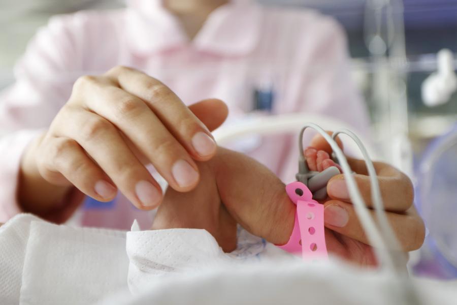 Une infirmière dans l'unité de soins intensifs néonatals d'un h?pital de Suqian, dans la province chinoise du Jiangsu (est), le 12 mai 2024. (Photo : Xu Changliang)