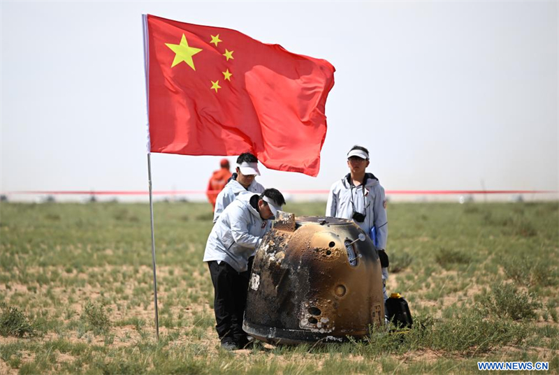 La sonde chinoise Chang'e-6 ramène sur Terre les premiers échantillons de la face cachée de la Lune