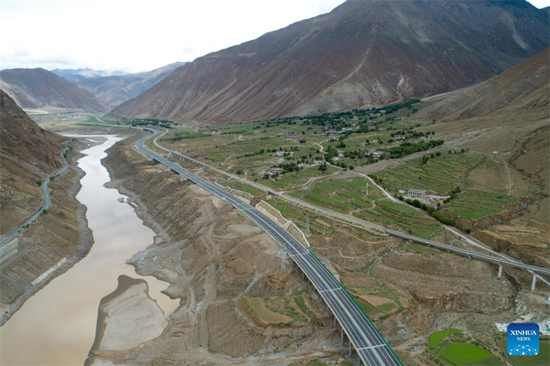 Xizang : l'autoroute reliant les plus grandes villes de la région ouverte à la circulation