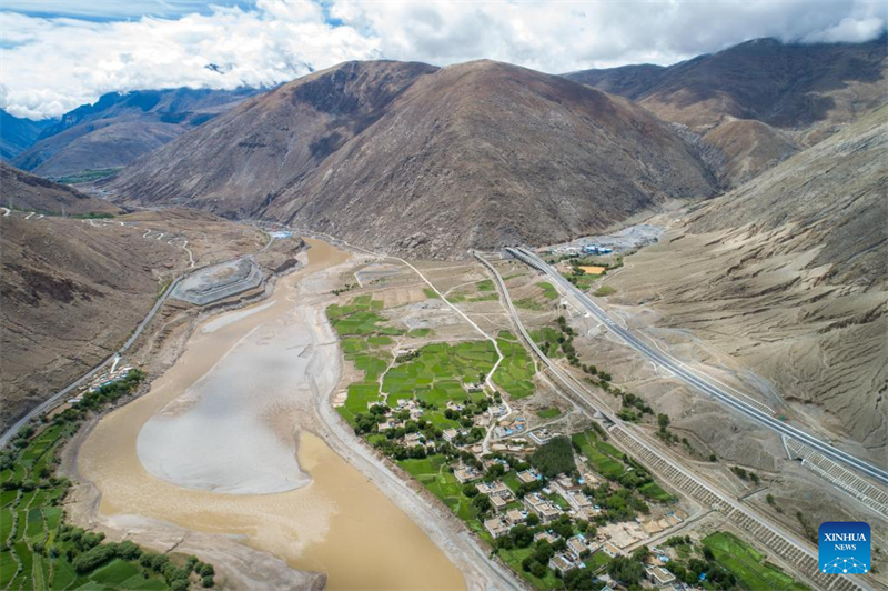 Xizang : l'autoroute reliant les plus grandes villes de la région ouverte à la circulation