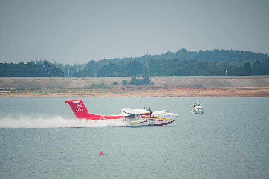 Un avion de lutte contre les incendies AG600M se remplit d'eau lors d'un test de collecte et de largage d'eau à Jingmen, dans la province chinoise du Hubei (centre), le 27 septembre 2022.  (Photo : Wu Zhizun)